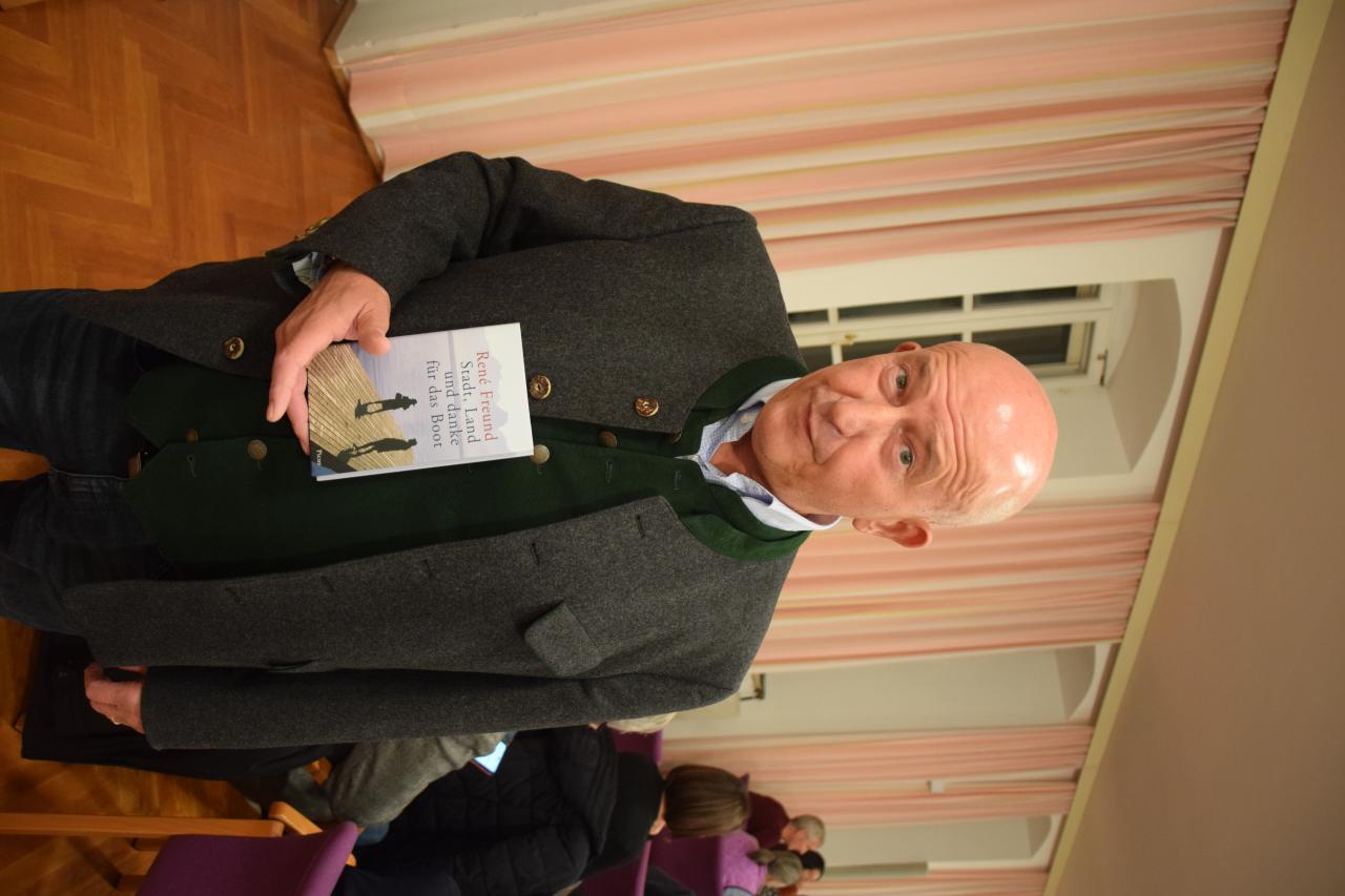 René Freund mit dem Buch "Stadt, Land und danke für das Boot"